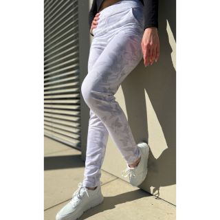 Nové dámské prodloužené kalhoty Dream ‼️ ✔️volnočasové letní kalhoty ✔️světlešedý potisk květů ✔️boyfriend střih Také už...