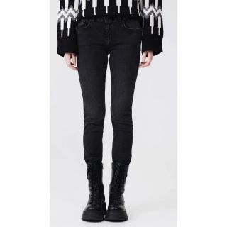 Perfektní délka, perfektní střih 🔝✔️ Nové modely prodloužených džín v různých barvách jsou online ‼️ Fallon, Maxime,...